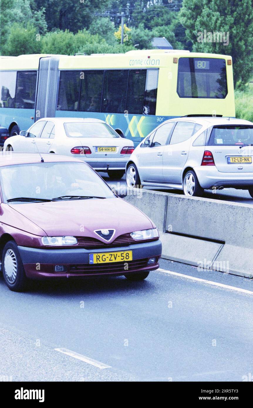 Concrete Central Reservation, Halfweg, Halfweg, 07-07-2003, Whizgle Dutch News: Immagini storiche su misura per il futuro. Esplora il passato dei Paesi Bassi con prospettive moderne attraverso le immagini delle agenzie olandesi. Colmare gli eventi di ieri con gli approfondimenti di domani. Intraprendi un viaggio senza tempo con storie che plasmano il nostro futuro. Foto Stock