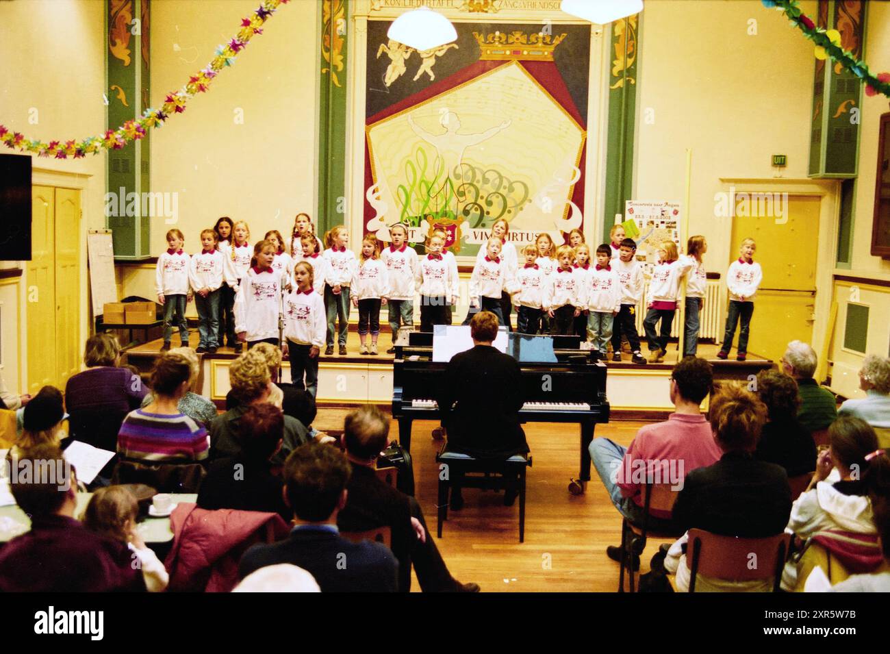 Performance del coro giovanile, 30-11-2001, Whizgle Dutch News: Immagini storiche su misura per il futuro. Esplora il passato dei Paesi Bassi con prospettive moderne attraverso le immagini delle agenzie olandesi. Colmare gli eventi di ieri con gli approfondimenti di domani. Intraprendi un viaggio senza tempo con storie che plasmano il nostro futuro. Foto Stock