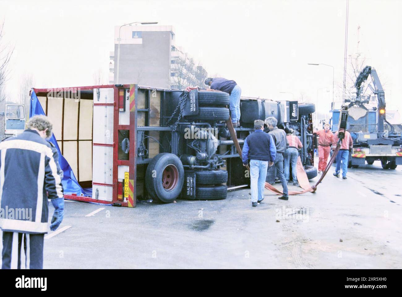 Truck Accident, Spaarne, Haarlem, Spaarne, Paesi Bassi, 23-02-1996, Whizgle Dutch News: immagini storiche su misura per il futuro. Esplora il passato dei Paesi Bassi con prospettive moderne attraverso le immagini delle agenzie olandesi. Colmare gli eventi di ieri con gli approfondimenti di domani. Intraprendi un viaggio senza tempo con storie che plasmano il nostro futuro. Foto Stock