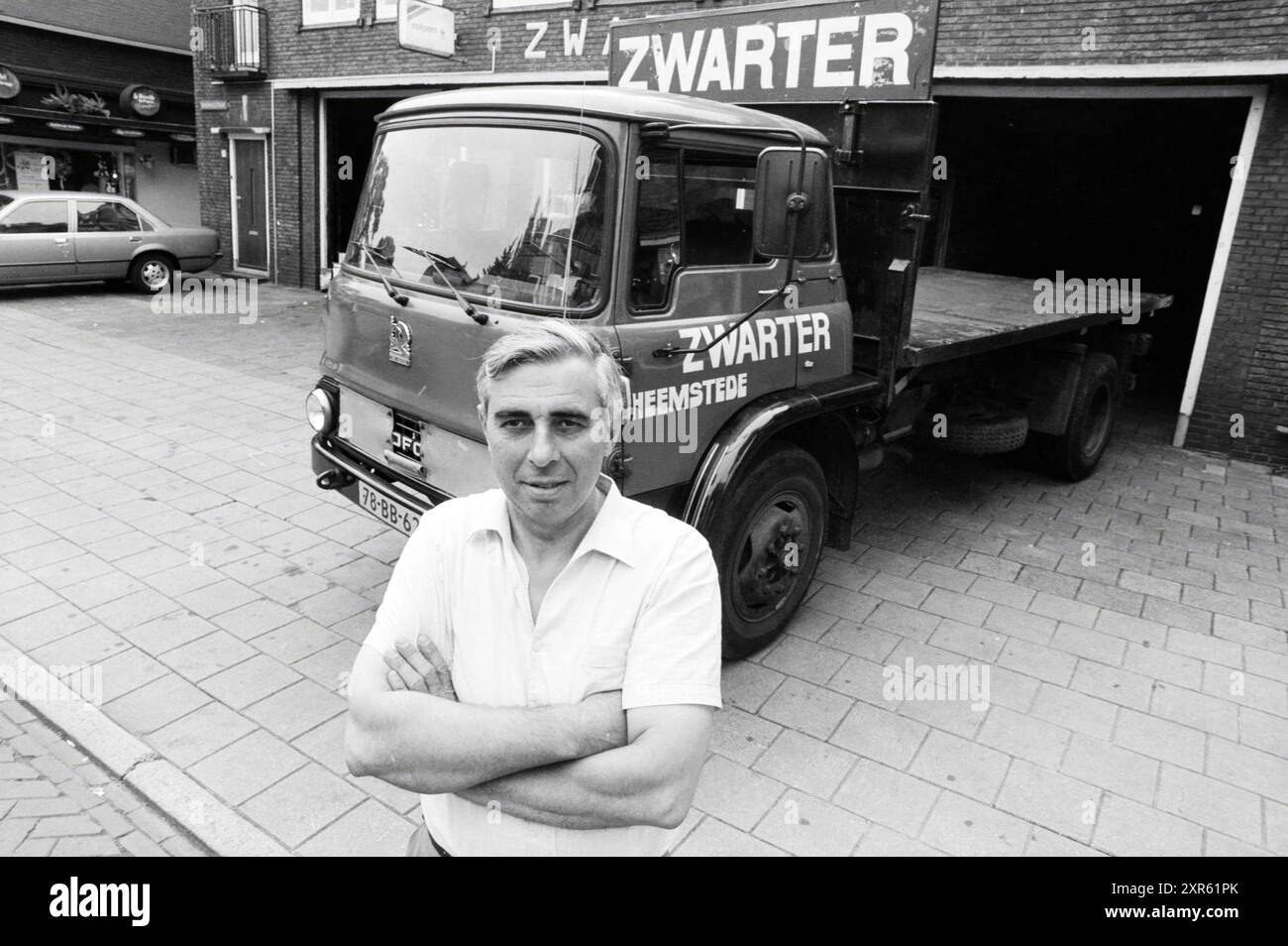 Camion del commercio di carbone Zwarter a Heemstede., Heemstede, Raadhuisstraat, Paesi Bassi, 10-07-1987, Whizgle Dutch News: immagini storiche su misura per il futuro. Esplora il passato dei Paesi Bassi con prospettive moderne attraverso le immagini delle agenzie olandesi. Colmare gli eventi di ieri con gli approfondimenti di domani. Intraprendi un viaggio senza tempo con storie che plasmano il nostro futuro. Foto Stock