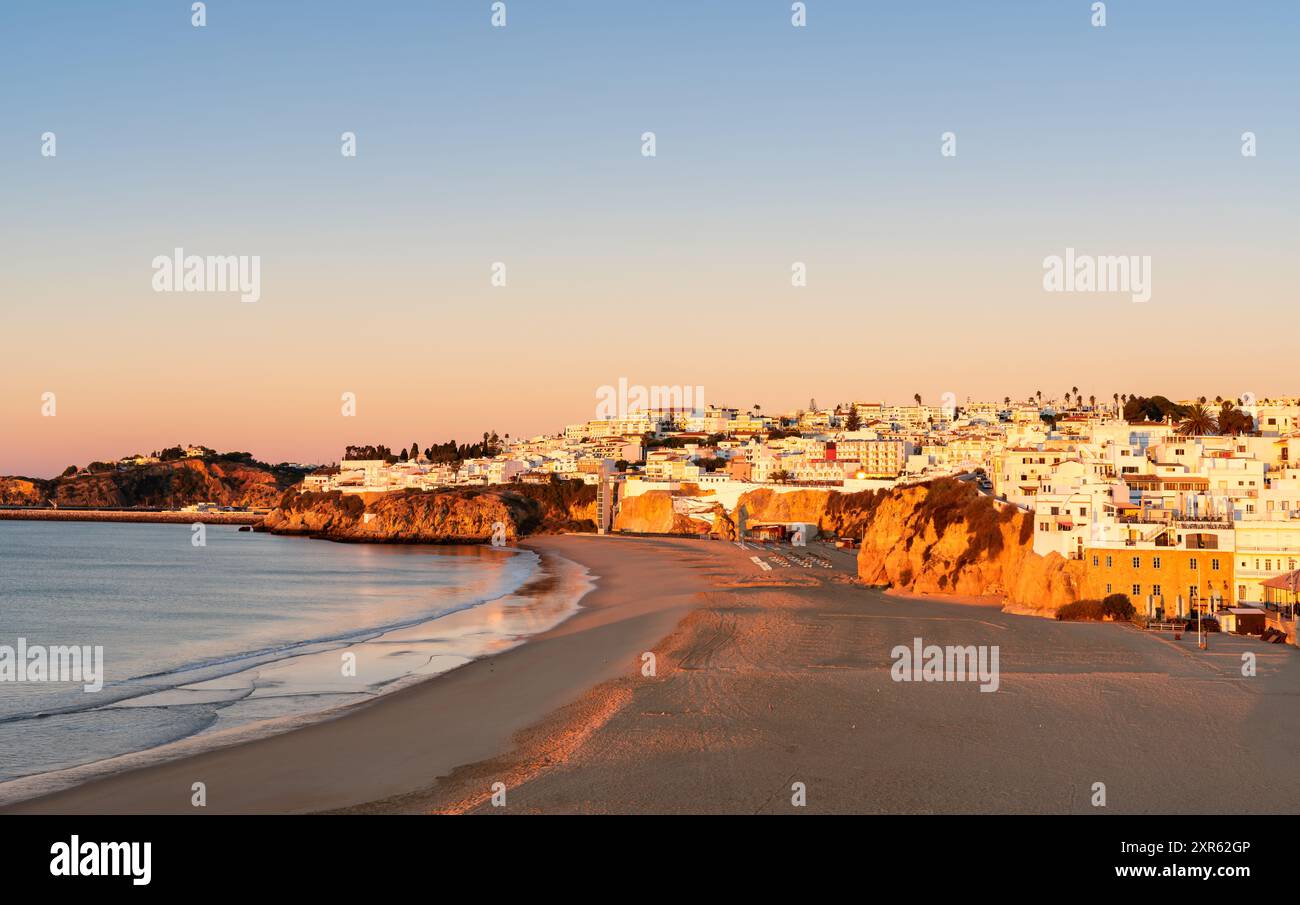 Vista della città di Albufeira e dell'ora d'oro della spiaggia dei pescatori Foto Stock