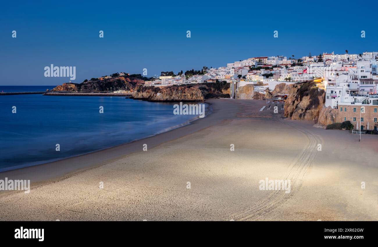 Vista della città di Albufeira e dell'ora d'oro della spiaggia dei pescatori Foto Stock
