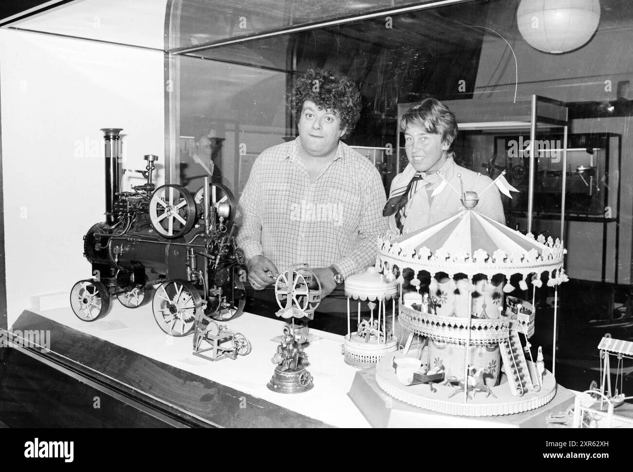 Uomo e donna in una vetrina con una locomotiva a vapore in miniatura e altre miniature, 02-07-1981, Whizgle Dutch News: Immagini storiche su misura per il futuro. Esplora il passato dei Paesi Bassi con prospettive moderne attraverso le immagini delle agenzie olandesi. Colmare gli eventi di ieri con gli approfondimenti di domani. Intraprendi un viaggio senza tempo con storie che plasmano il nostro futuro. Foto Stock