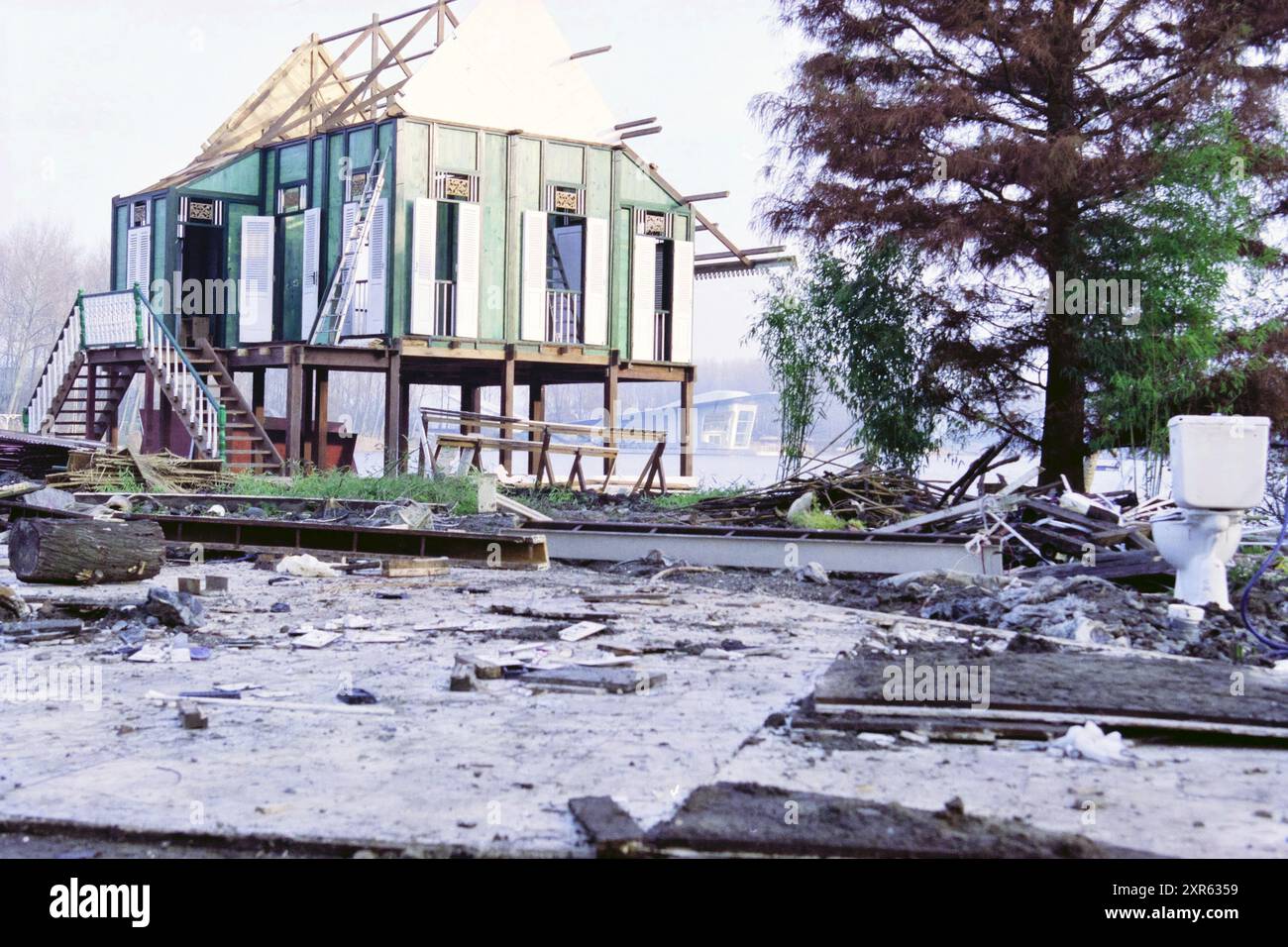 Destruction of Floriade, 19-11-2002, Whizgle Dutch News: Historic Images Tailored for the Future. Esplora il passato dei Paesi Bassi con prospettive moderne attraverso le immagini delle agenzie olandesi. Colmare gli eventi di ieri con gli approfondimenti di domani. Intraprendi un viaggio senza tempo con storie che plasmano il nostro futuro. Foto Stock