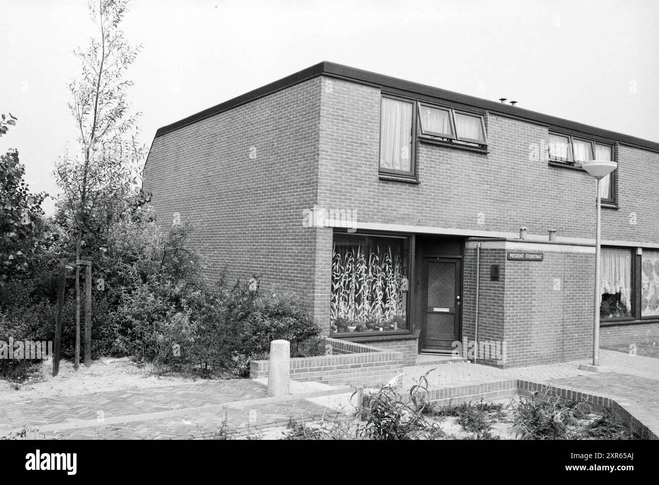 Casa d'angolo IJmuiden, costruzione di case e case, IJmuiden, Velsen, IJmuiden, Paesi Bassi, 05-08-1981, Whizgle Dutch News: immagini storiche su misura per il futuro. Esplora il passato dei Paesi Bassi con prospettive moderne attraverso le immagini delle agenzie olandesi. Colmare gli eventi di ieri con gli approfondimenti di domani. Intraprendi un viaggio senza tempo con storie che plasmano il nostro futuro. Foto Stock