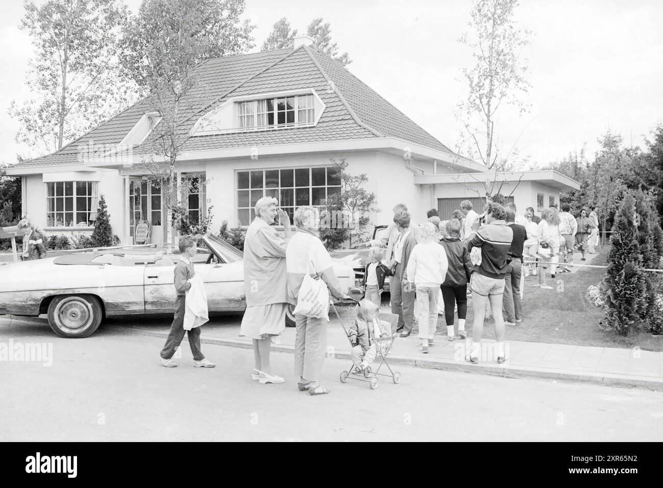 Giornata di osservazione al "Flodderwood", location per le riprese del film Flodder sul circuito ciclabile nell'area ricreativa di Spaarnwoude., Spaarndam, Zijkanaal C, 13-07-1986, Whizgle Dutch News: Immagini storiche su misura per il futuro. Esplora il passato dei Paesi Bassi con prospettive moderne attraverso le immagini delle agenzie olandesi. Colmare gli eventi di ieri con gli approfondimenti di domani. Intraprendi un viaggio senza tempo con storie che plasmano il nostro futuro. Foto Stock