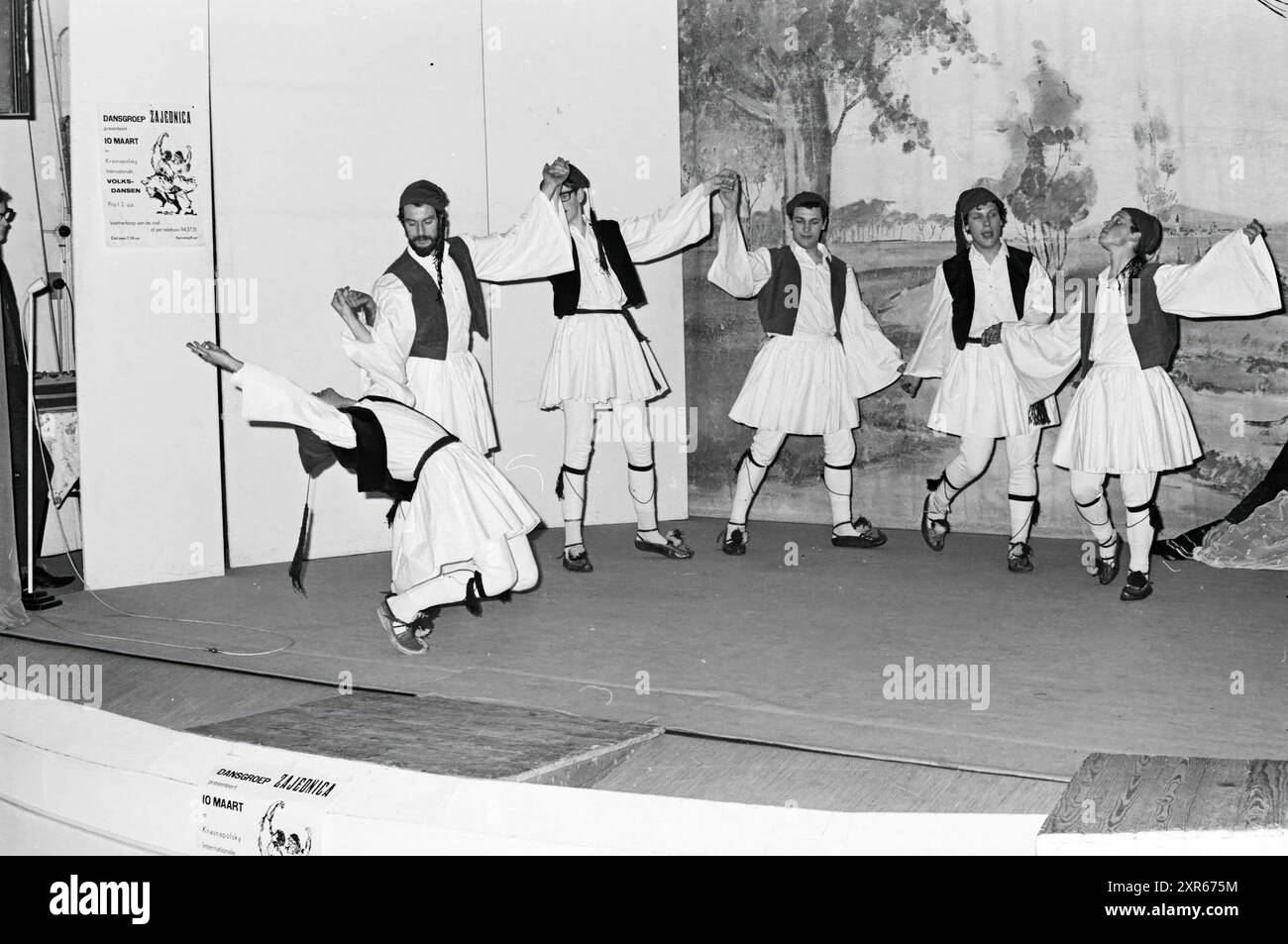 Balli di gruppo balcanici a IJmuiden, nei Paesi Bassi. Reformed Youth Society, Dancing, 10-02-1965, Whizgle Dutch News: Immagini storiche su misura per il futuro. Esplora il passato dei Paesi Bassi con prospettive moderne attraverso le immagini delle agenzie olandesi. Colmare gli eventi di ieri con gli approfondimenti di domani. Intraprendi un viaggio senza tempo con storie che plasmano il nostro futuro. Foto Stock Balli di gruppo balcanici a IJmuiden, nei Paesi Bassi. Reformed Youth Society, Dancing, 10-02-1965, Whizgle Dutch News: Immagini storiche su misura per il futuro. Esplora il passato dei Paesi Bassi con prospettive moderne attraverso le immagini delle agenzie olandesi. Colmare gli eventi di ieri con gli approfondimenti di domani. Intraprendi un viaggio senza tempo con storie che plasmano il nostro futuro. Foto Stock