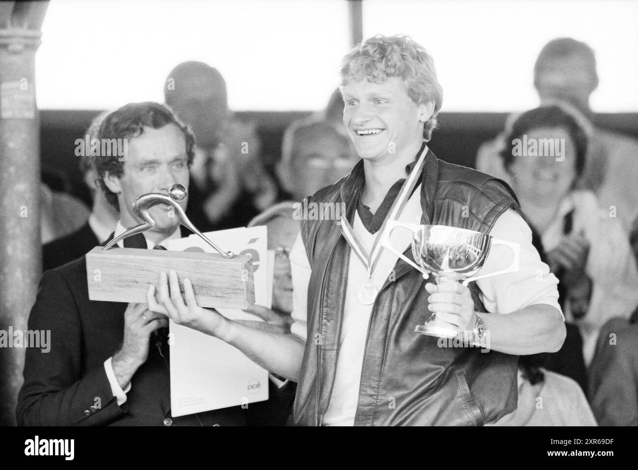 Cerimonia di premiazione torneo di hockey Amstelveen, Hockey, Amstelveen, 16-06-1985, Whizgle Dutch News: Immagini storiche su misura per il futuro. Esplora il passato dei Paesi Bassi con prospettive moderne attraverso le immagini delle agenzie olandesi. Colmare gli eventi di ieri con gli approfondimenti di domani. Intraprendi un viaggio senza tempo con storie che plasmano il nostro futuro. Foto Stock