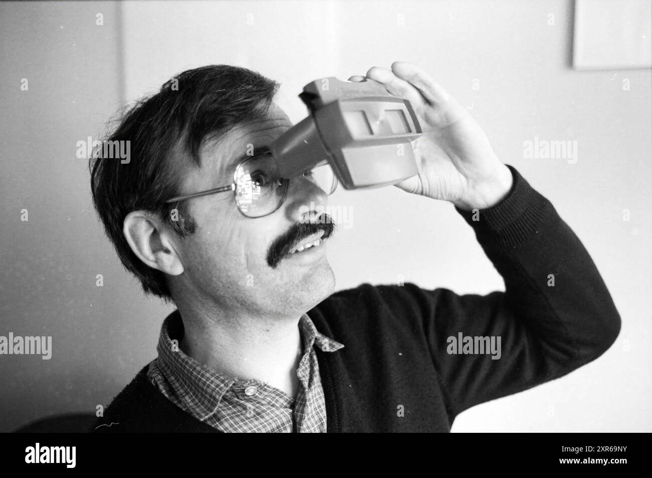 Jan Zumbrink, art editor, Haarlems Dagblad ecc. e IJmuider Courant e Koeri, 01-11-1987, Whizgle Dutch News: Immagini storiche su misura per il futuro. Esplora il passato dei Paesi Bassi con prospettive moderne attraverso le immagini delle agenzie olandesi. Colmare gli eventi di ieri con gli approfondimenti di domani. Intraprendi un viaggio senza tempo con storie che plasmano il nostro futuro. Foto Stock