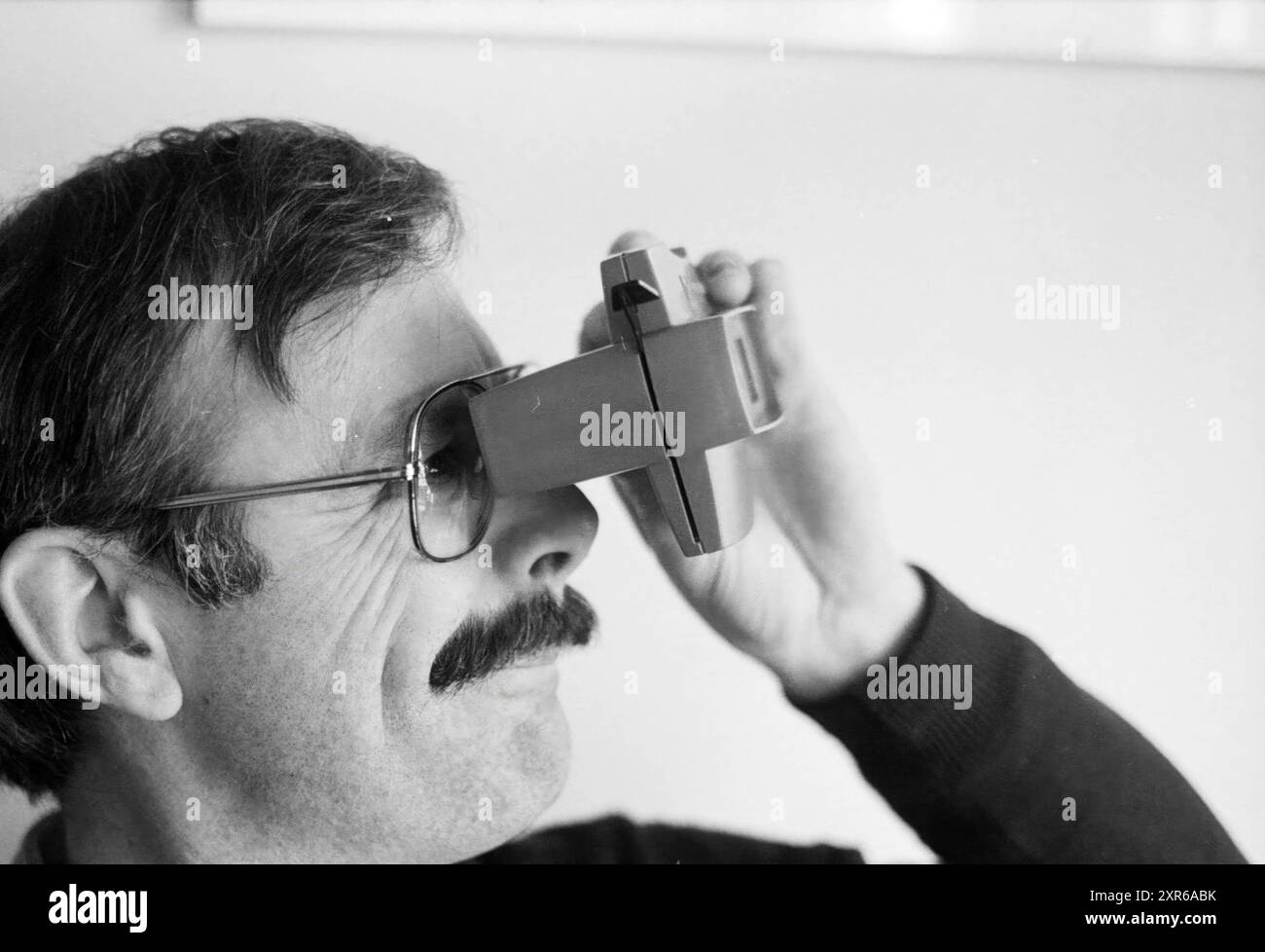 Jan Zumbrink, art editor, Haarlems Dagblad ecc. e IJmuider Courant e Koeri, 01-11-1987, Whizgle Dutch News: Immagini storiche su misura per il futuro. Esplora il passato dei Paesi Bassi con prospettive moderne attraverso le immagini delle agenzie olandesi. Colmare gli eventi di ieri con gli approfondimenti di domani. Intraprendi un viaggio senza tempo con storie che plasmano il nostro futuro. Foto Stock