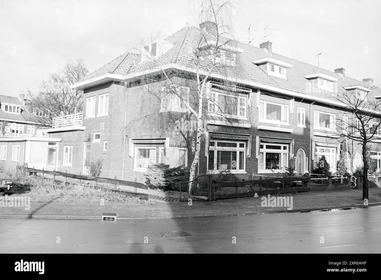 Casa d'angolo degli anni trenta ("Piet van Strien Houses"), 04-12-1980, Whizgle Dutch News: Immagini storiche su misura per il futuro. Esplora il passato dei Paesi Bassi con prospettive moderne attraverso le immagini delle agenzie olandesi. Colmare gli eventi di ieri con gli approfondimenti di domani. Intraprendi un viaggio senza tempo con storie che plasmano il nostro futuro. Foto Stock