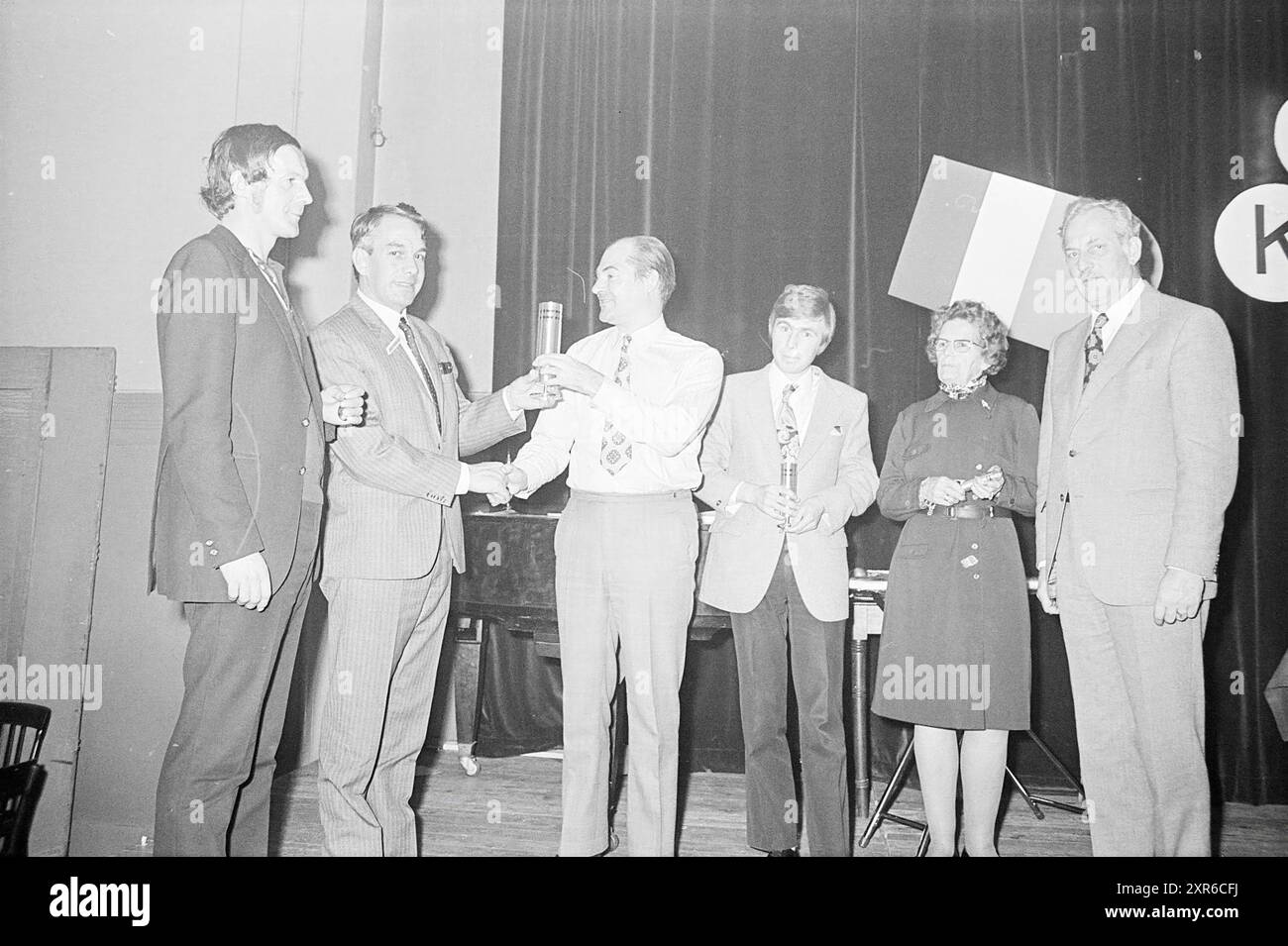 Cerimonia di premiazione, Whizgle Dutch News: Immagini storiche su misura per il futuro. Esplora il passato dei Paesi Bassi con prospettive moderne attraverso le immagini delle agenzie olandesi. Colmare gli eventi di ieri con gli approfondimenti di domani. Intraprendi un viaggio senza tempo con storie che plasmano il nostro futuro. Foto Stock