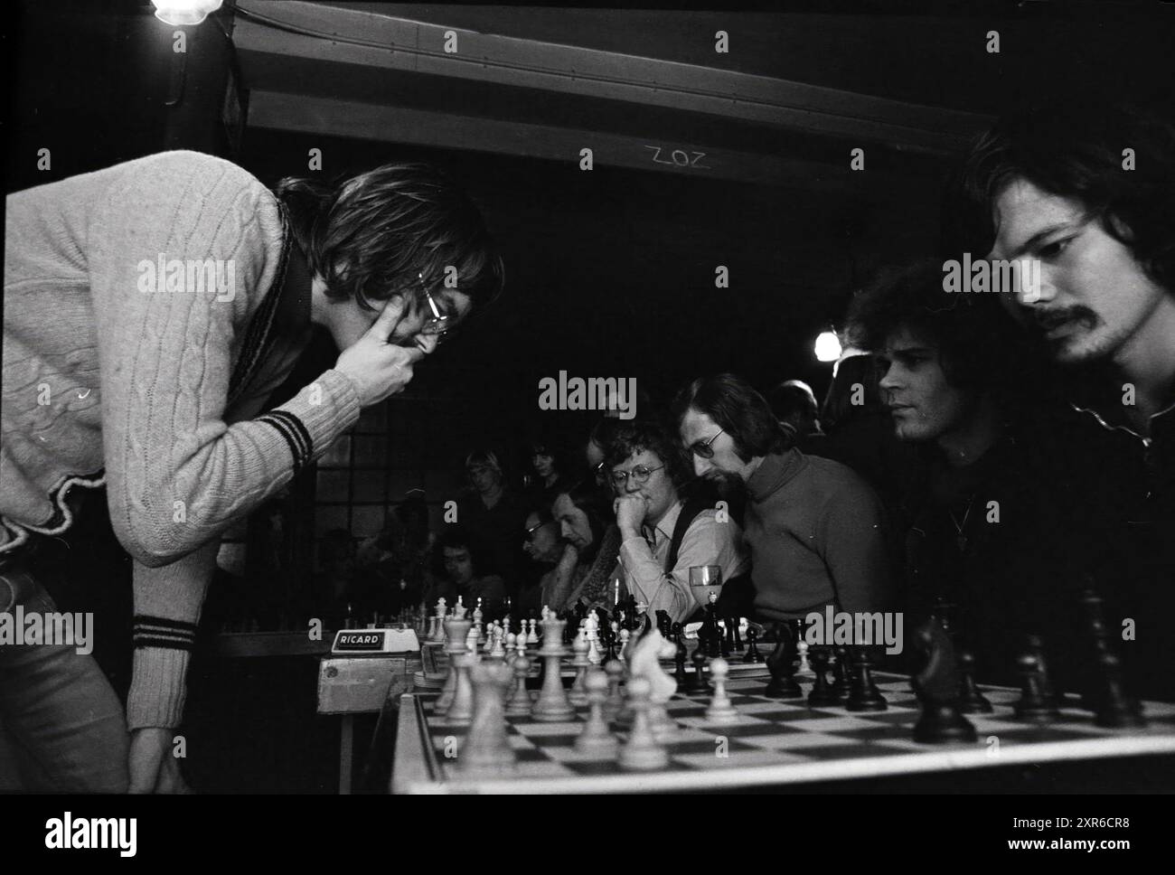 Scacchi simultanei con Hans Böhm, torneo di scacchi Blast Furnace, 05-01-1976, Whizgle Dutch News: Immagini storiche su misura per il futuro. Esplora il passato dei Paesi Bassi con prospettive moderne attraverso le immagini delle agenzie olandesi. Colmare gli eventi di ieri con gli approfondimenti di domani. Intraprendi un viaggio senza tempo con storie che plasmano il nostro futuro. Foto Stock