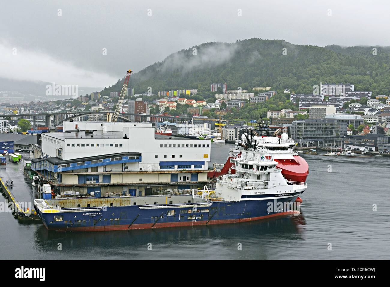 Il porto di Bergen è il secondo più grande della Norvegia ed è una destinazione per le principali navi da crociera. Foto Stock