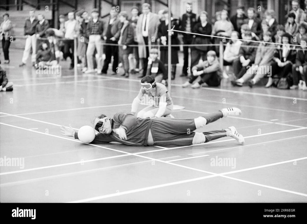 Sport disabili goalball (ipovedenti), disabili, disturbi mentali, settimana dello sport e dello sport, 24-11-1984, Whizgle Dutch News: Immagini storiche su misura per il futuro. Esplora il passato dei Paesi Bassi con prospettive moderne attraverso le immagini delle agenzie olandesi. Colmare gli eventi di ieri con gli approfondimenti di domani. Intraprendi un viaggio senza tempo con storie che plasmano il nostro futuro. Foto Stock