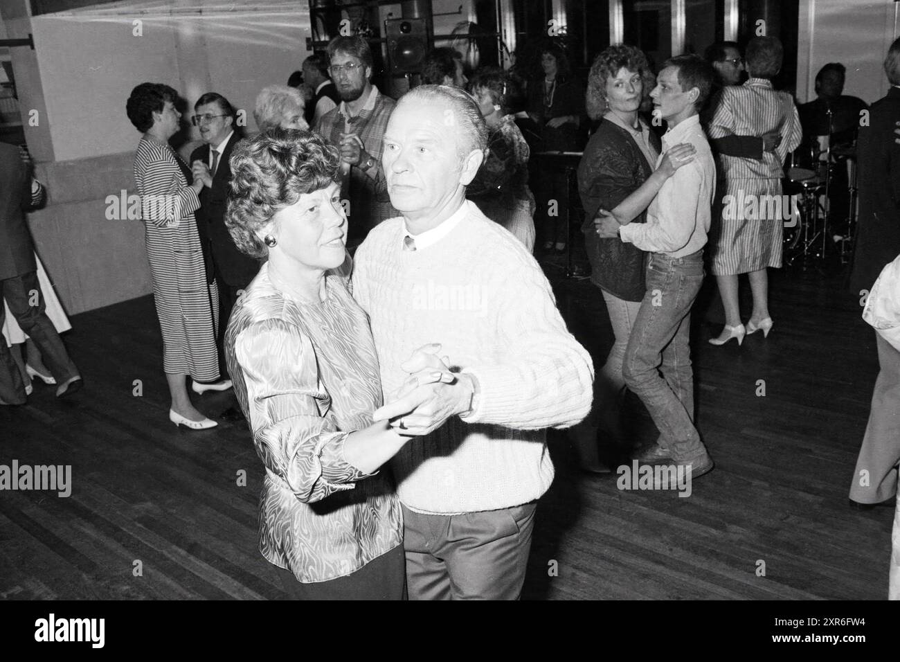 Celebrazione di 40 anni di fatturato del personale. HD., Haarlems Dagblad, ecc. e IJmuider Courant and Koeri, 13-06-1987, Whizgle Dutch News: Immagini storiche su misura per il futuro. Esplora il passato dei Paesi Bassi con prospettive moderne attraverso le immagini delle agenzie olandesi. Colmare gli eventi di ieri con gli approfondimenti di domani. Intraprendi un viaggio senza tempo con storie che plasmano il nostro futuro. Foto Stock