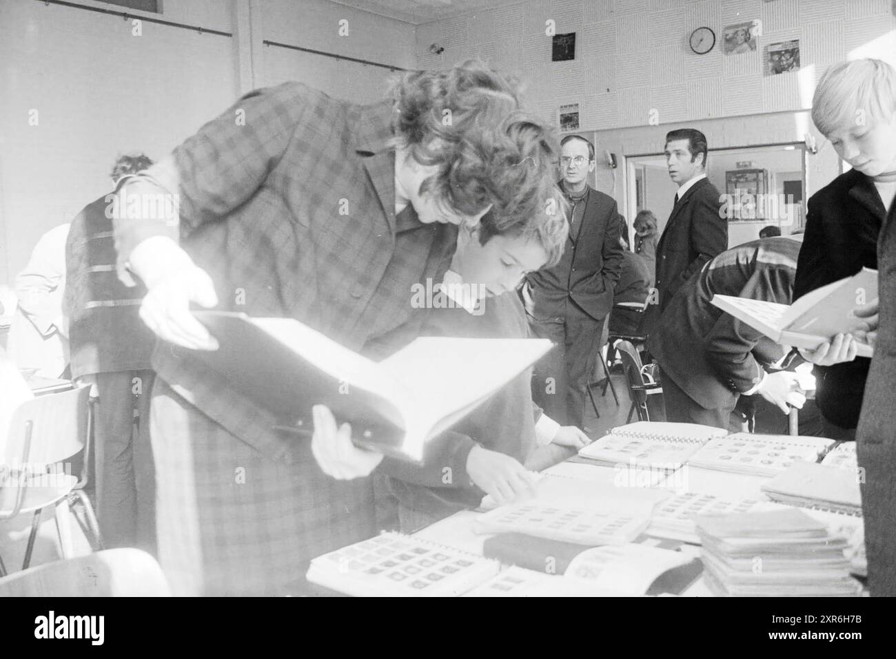 Stamp swap Meet, Whizgle Dutch News: Immagini storiche su misura per il futuro. Esplora il passato dei Paesi Bassi con prospettive moderne attraverso le immagini delle agenzie olandesi. Colmare gli eventi di ieri con gli approfondimenti di domani. Intraprendi un viaggio senza tempo con storie che plasmano il nostro futuro. Foto Stock