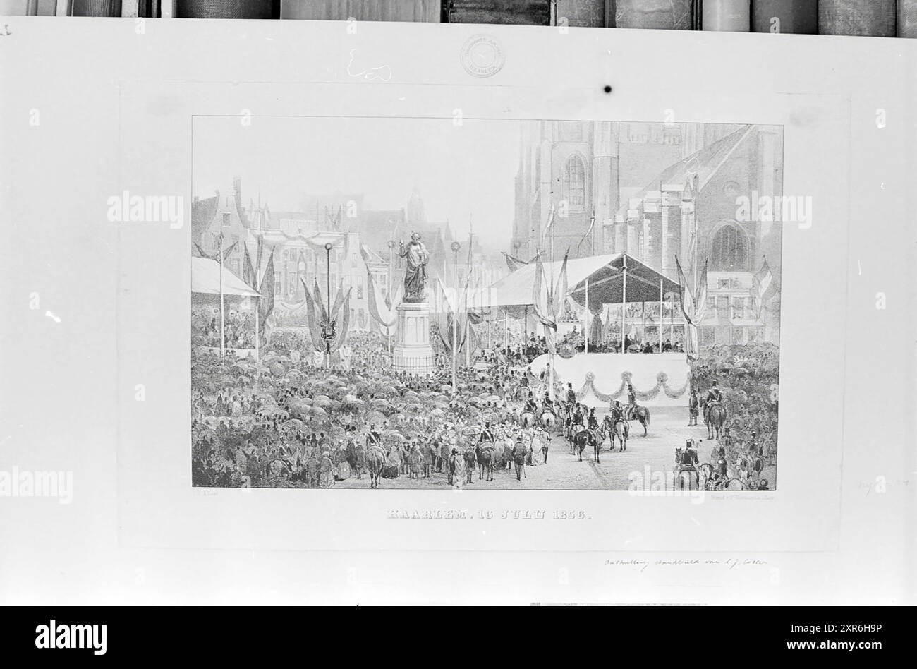 Vecchia stampa dell'inaugurazione della statua di L.J. Coster sul Grote Markt di Haarlem nel 1856, Whizgle Dutch News: Immagini storiche su misura per il futuro. Esplora il passato dei Paesi Bassi con prospettive moderne attraverso le immagini delle agenzie olandesi. Colmare gli eventi di ieri con gli approfondimenti di domani. Intraprendi un viaggio senza tempo con storie che plasmano il nostro futuro. Foto Stock