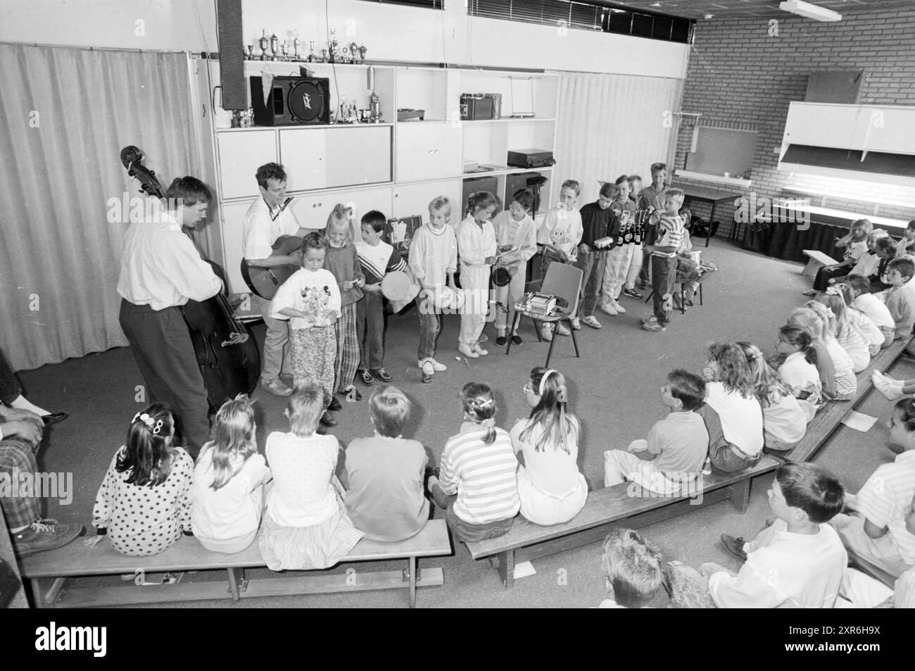 Performance musicale per bambini Guido Gezelleschool Hillegom, Music School, Hillegom, 02-06-1989, Whizgle Dutch News: Immagini storiche su misura per il futuro. Esplora il passato dei Paesi Bassi con prospettive moderne attraverso le immagini delle agenzie olandesi. Colmare gli eventi di ieri con gli approfondimenti di domani. Intraprendi un viaggio senza tempo con storie che plasmano il nostro futuro. Foto Stock