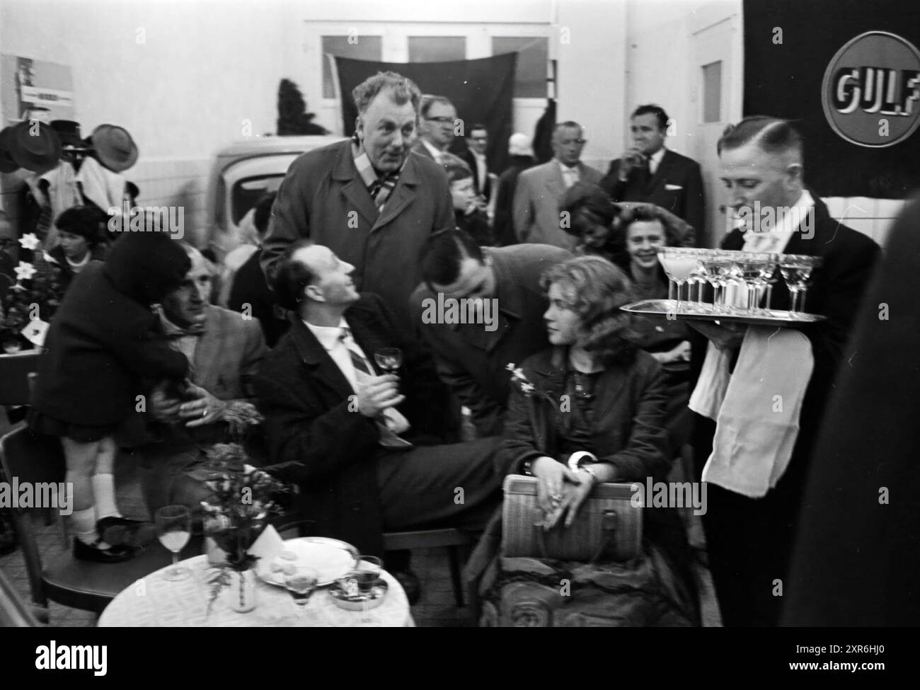 Apertura stazione di lubrificazione/benzina GULF, Brinkmann Haarlem, apertura, aperture, messa in funzione, 26-11-1960, Whizgle Dutch News: immagini storiche su misura per il futuro. Esplora il passato dei Paesi Bassi con prospettive moderne attraverso le immagini delle agenzie olandesi. Colmare gli eventi di ieri con gli approfondimenti di domani. Intraprendi un viaggio senza tempo con storie che plasmano il nostro futuro. Foto Stock