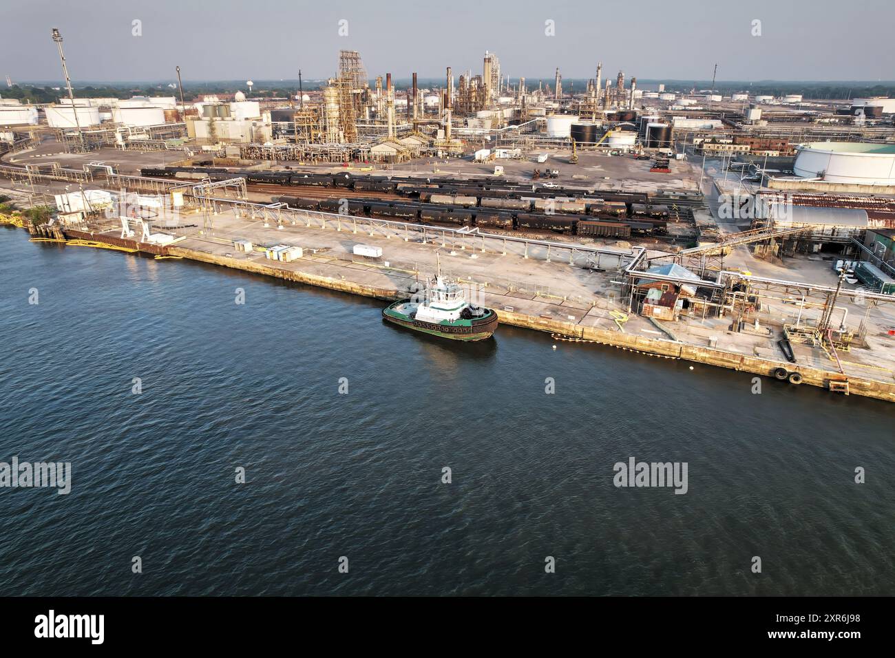 Veduta aerea della raffineria petrolifera sul fiume Delaware vicino a Philadelphia Foto Stock