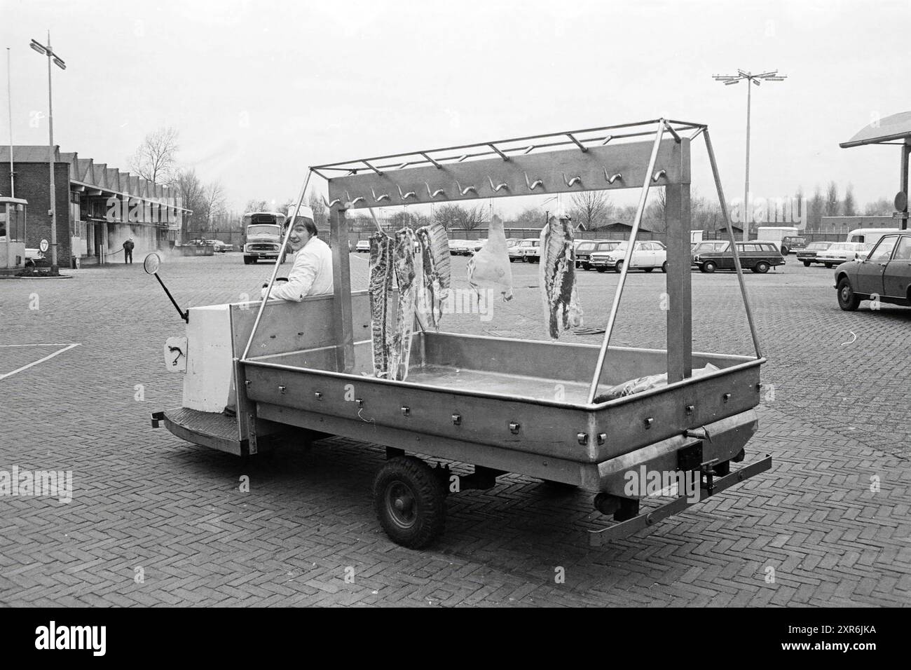 Trasporto di carne su un carrello elettrico dal dipartimento di carne suina VVH, 00-00-1970, Whizgle Dutch News: Immagini storiche su misura per il futuro. Esplora il passato dei Paesi Bassi con prospettive moderne attraverso le immagini delle agenzie olandesi. Colmare gli eventi di ieri con gli approfondimenti di domani. Intraprendi un viaggio senza tempo con storie che plasmano il nostro futuro. Foto Stock