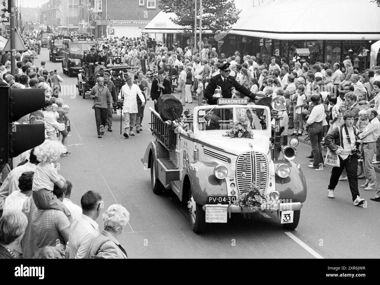 Parata di vigili del fuoco, Beverwijk, vigili del fuoco, Beverwijk, The Netherlands, 06-08-1982, Whizgle Dutch News: immagini storiche su misura per il futuro. Esplora il passato dei Paesi Bassi con prospettive moderne attraverso le immagini delle agenzie olandesi. Colmare gli eventi di ieri con gli approfondimenti di domani. Intraprendi un viaggio senza tempo con storie che plasmano il nostro futuro. Foto Stock