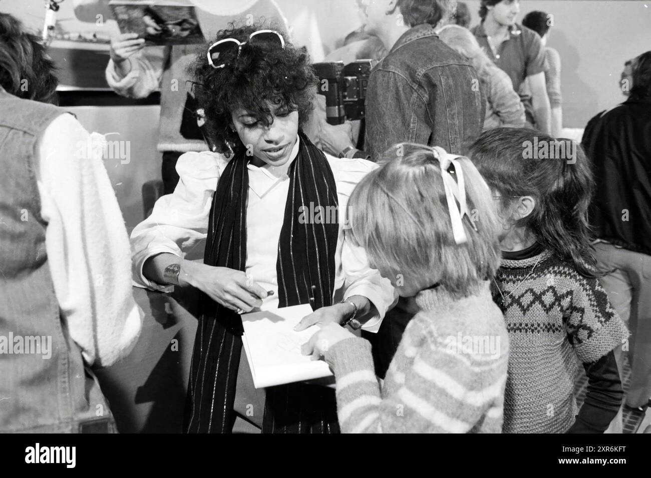 Arrivo del gruppo pop star del film TV Fame at Schiphol, Groups, Music, 28-03-1983, Whizgle Dutch News: Immagini storiche su misura per il futuro. Esplora il passato dei Paesi Bassi con prospettive moderne attraverso le immagini delle agenzie olandesi. Colmare gli eventi di ieri con gli approfondimenti di domani. Intraprendi un viaggio senza tempo con storie che plasmano il nostro futuro. Foto Stock