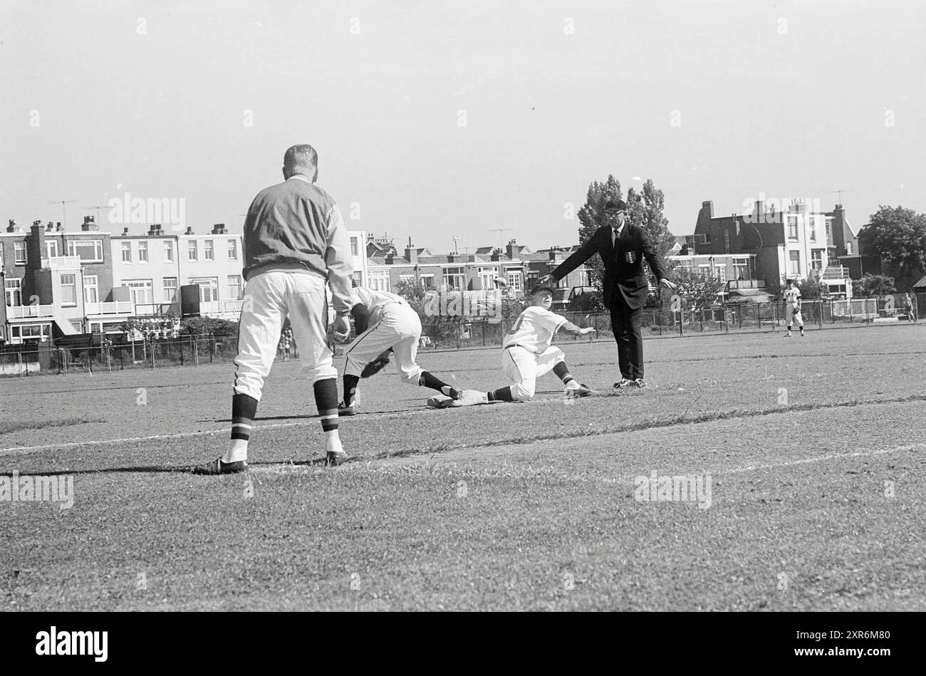 1-10 E.D.O. - O.V.V.O., Baseball, 20-07-1963, Whizgle Dutch News: Immagini storiche su misura per il futuro. Esplora il passato dei Paesi Bassi con prospettive moderne attraverso le immagini delle agenzie olandesi. Colmare gli eventi di ieri con gli approfondimenti di domani. Intraprendi un viaggio senza tempo con storie che plasmano il nostro futuro. Foto Stock