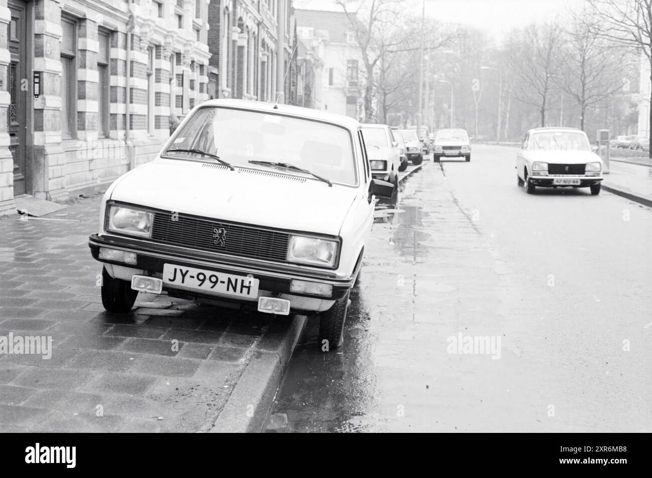 Auto con 2 ruote sul marciapiede, traffico, traffico sicuro, 05-04-1984, Whizgle Dutch News: Immagini storiche su misura per il futuro. Esplora il passato dei Paesi Bassi con prospettive moderne attraverso le immagini delle agenzie olandesi. Colmare gli eventi di ieri con gli approfondimenti di domani. Intraprendi un viaggio senza tempo con storie che plasmano il nostro futuro. Foto Stock