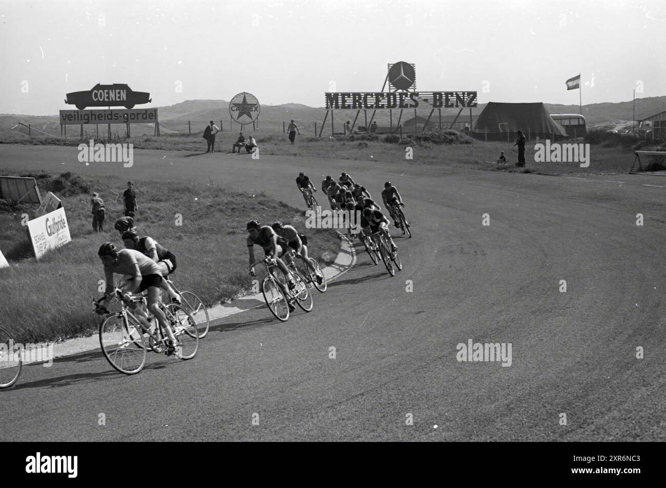 Vincitore del campionato olandese su strada Zandvoort Jan van der Meer, Cycling, 27-08-1964, Whizgle Dutch News: Immagini storiche su misura per il futuro. Esplora il passato dei Paesi Bassi con prospettive moderne attraverso le immagini delle agenzie olandesi. Colmare gli eventi di ieri con gli approfondimenti di domani. Intraprendi un viaggio senza tempo con storie che plasmano il nostro futuro. Foto Stock