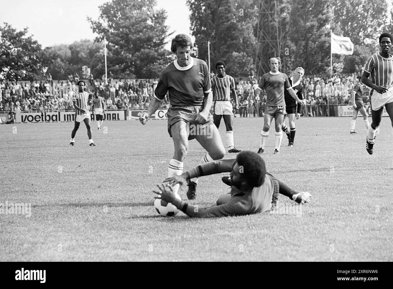 Haarlem - Robin Hood, Football Haarlem, 15-08-1976, Whizgle Dutch News: Immagini storiche su misura per il futuro. Esplora il passato dei Paesi Bassi con prospettive moderne attraverso le immagini delle agenzie olandesi. Colmare gli eventi di ieri con gli approfondimenti di domani. Intraprendi un viaggio senza tempo con storie che plasmano il nostro futuro. Foto Stock