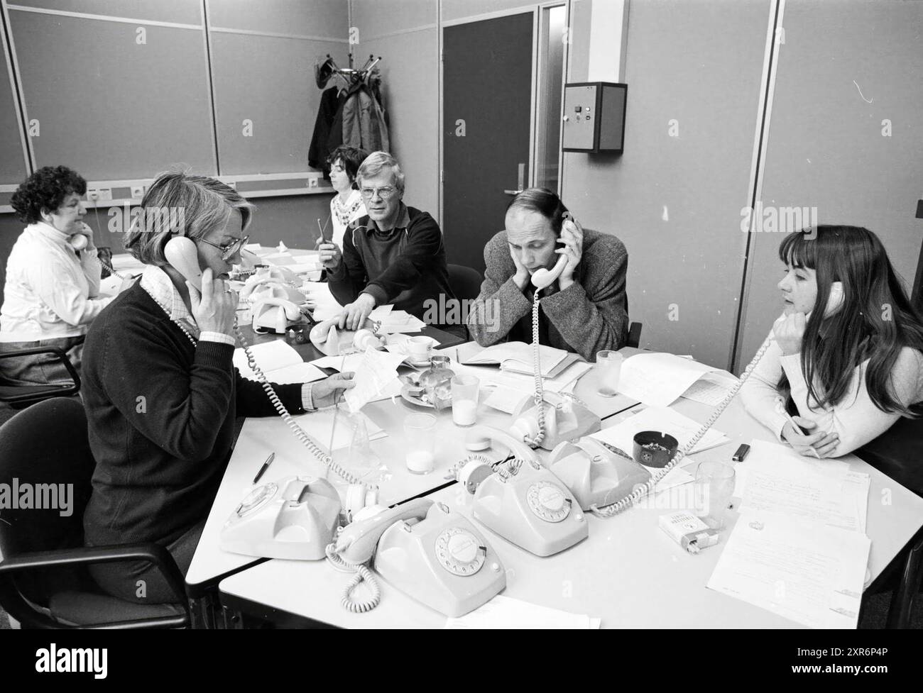 Programma indirizzo sconosciuto KRO, radio, 19-12-1981, Whizgle Dutch News: Immagini storiche su misura per il futuro. Esplora il passato dei Paesi Bassi con prospettive moderne attraverso le immagini delle agenzie olandesi. Colmare gli eventi di ieri con gli approfondimenti di domani. Intraprendi un viaggio senza tempo con storie che plasmano il nostro futuro. Foto Stock