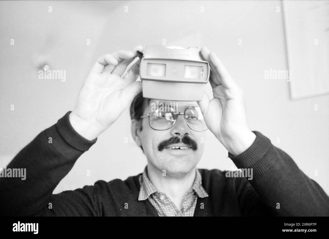 Jan Zumbrink, art editor, Haarlems Dagblad ecc. e IJmuider Courant e Koeri, 01-11-1987, Whizgle Dutch News: Immagini storiche su misura per il futuro. Esplora il passato dei Paesi Bassi con prospettive moderne attraverso le immagini delle agenzie olandesi. Colmare gli eventi di ieri con gli approfondimenti di domani. Intraprendi un viaggio senza tempo con storie che plasmano il nostro futuro. Foto Stock