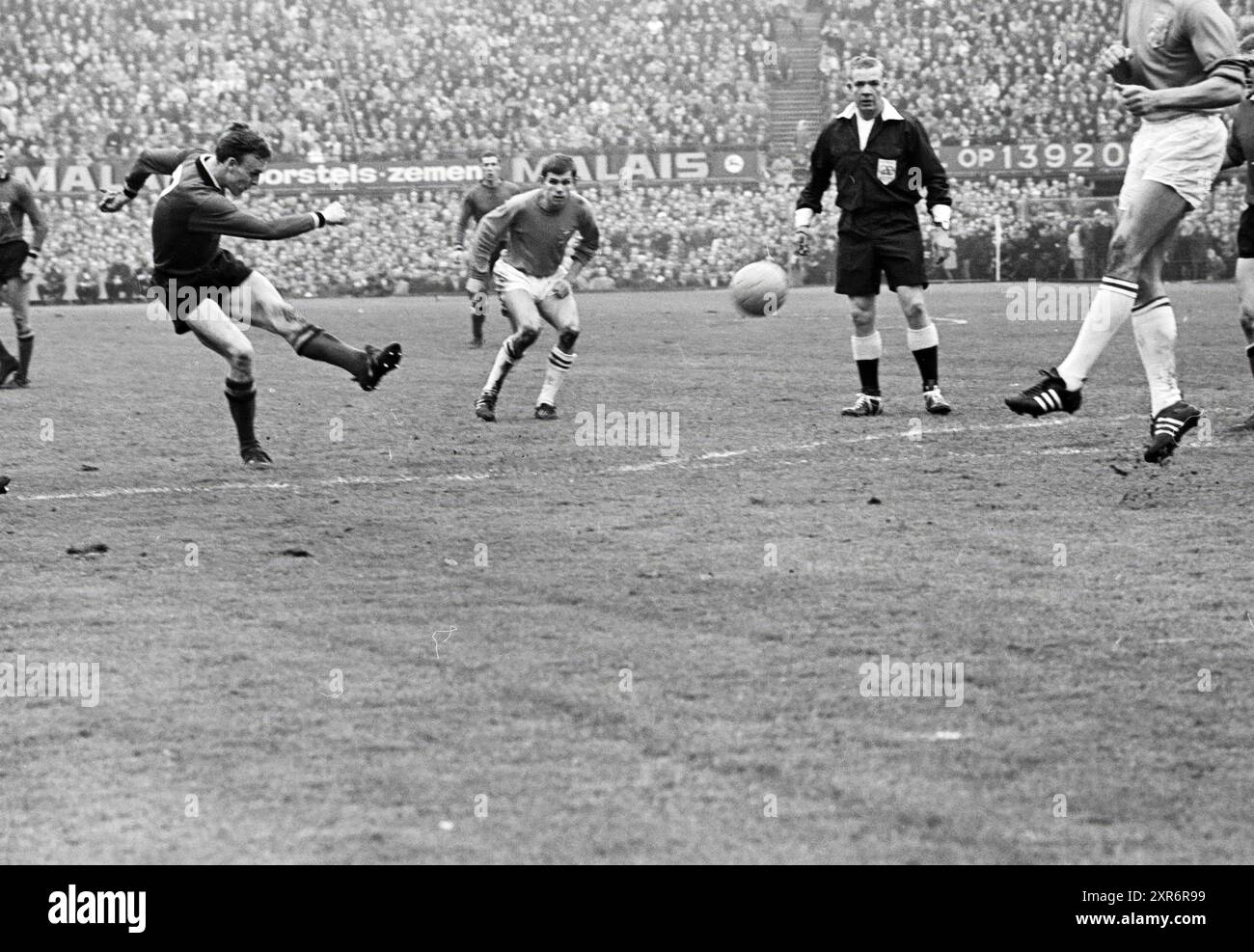 Calcio: Partita internazionale Paesi Bassi - Belgio (3-1) nello stadio Feyenoord con 65.000 spettatori. È stata la 100a partita internazionale tra i due paesi., Rotterdam, 17-04-1966, Whizgle Dutch News: Immagini storiche su misura per il futuro. Esplora il passato dei Paesi Bassi con prospettive moderne attraverso le immagini delle agenzie olandesi. Colmare gli eventi di ieri con gli approfondimenti di domani. Intraprendi un viaggio senza tempo con storie che plasmano il nostro futuro. Foto Stock