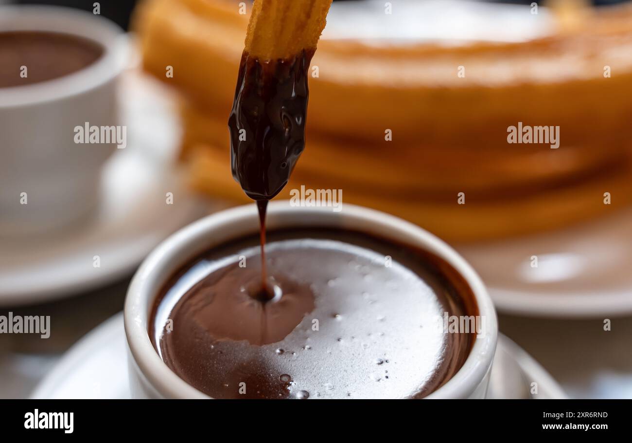 cioccolata calda a goccia di churro - concentrazione selettiva Foto Stock