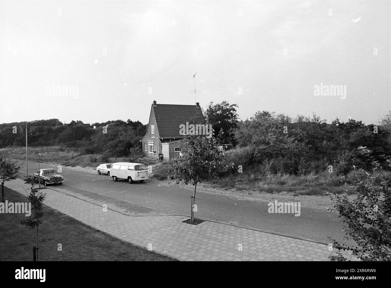 Panoramica di Grounds Quarles van Uffordlaan, Zandvoort + ranger's House, Grounds, Zandvoort, Jonkheer P.N. Quarles van Uffordlaan, 26-09-1977, Whizgle Dutch News: Immagini storiche su misura per il futuro. Esplora il passato dei Paesi Bassi con prospettive moderne attraverso le immagini delle agenzie olandesi. Colmare gli eventi di ieri con gli approfondimenti di domani. Intraprendi un viaggio senza tempo con storie che plasmano il nostro futuro. Foto Stock