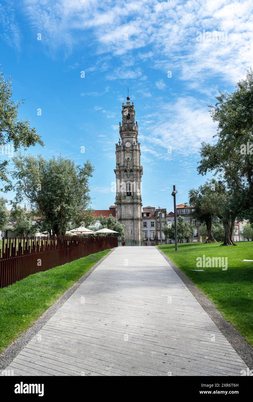 Vista della Torre dos Clerigos nel centro di Porto in Portogallo Foto Stock