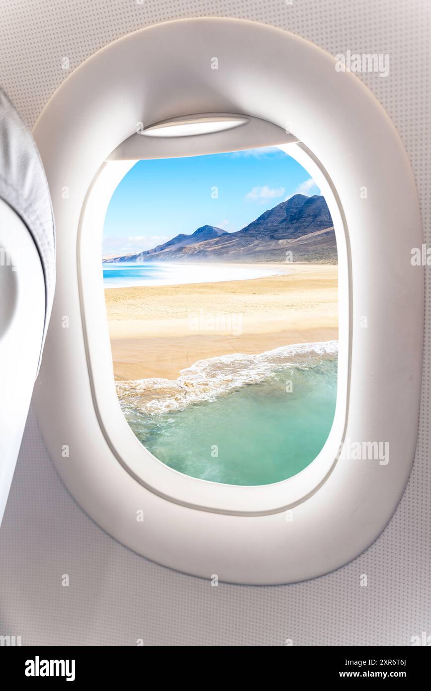 vista dalla finestra di un aeroplano del paesaggio di una spiaggia Foto Stock