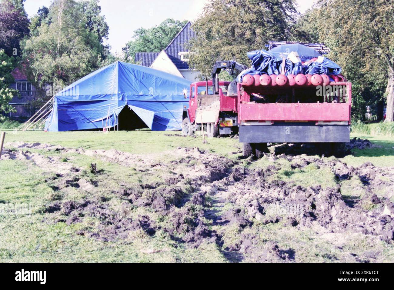 Installazione di tende da circo, Heemstede, Heemstede, Paesi Bassi, 09-09-1998, Whizgle Dutch News: immagini storiche su misura per il futuro. Esplora il passato dei Paesi Bassi con prospettive moderne attraverso le immagini delle agenzie olandesi. Colmare gli eventi di ieri con gli approfondimenti di domani. Intraprendi un viaggio senza tempo con storie che plasmano il nostro futuro. Foto Stock