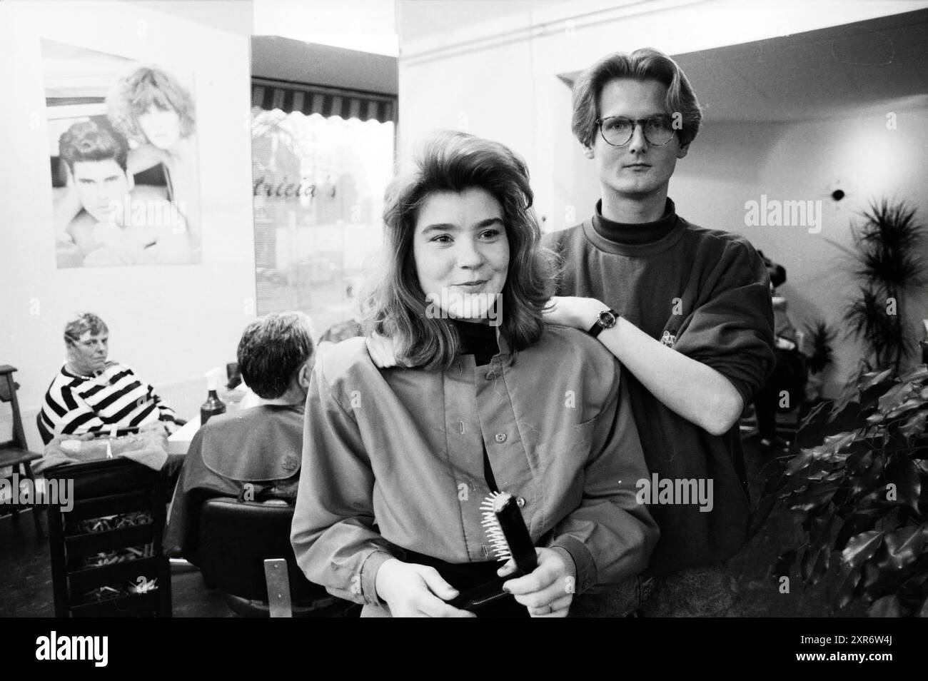 Proprietario di Hair Fashion, parrucchieri e parrucchieri, 07-01-1990, Whizgle Dutch News: Immagini storiche su misura per il futuro. Esplora il passato dei Paesi Bassi con prospettive moderne attraverso le immagini delle agenzie olandesi. Colmare gli eventi di ieri con gli approfondimenti di domani. Intraprendi un viaggio senza tempo con storie che plasmano il nostro futuro. Foto Stock