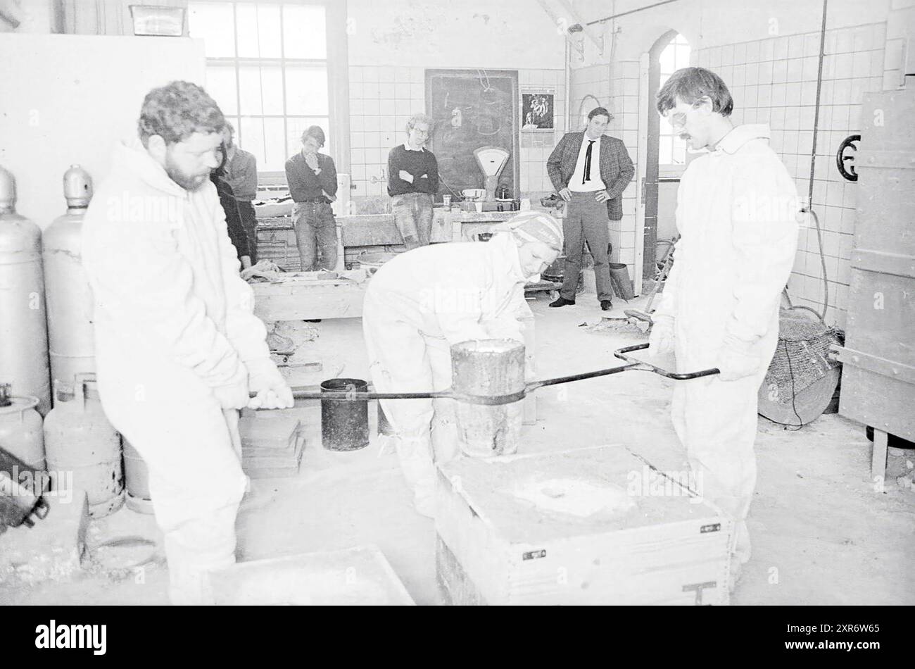 Academy 63 Bronze casting, Bronze Caster, fonderie, 31-05-1967, Whizgle Dutch News: Immagini storiche su misura per il futuro. Esplora il passato dei Paesi Bassi con prospettive moderne attraverso le immagini delle agenzie olandesi. Colmare gli eventi di ieri con gli approfondimenti di domani. Intraprendi un viaggio senza tempo con storie che plasmano il nostro futuro. Foto Stock