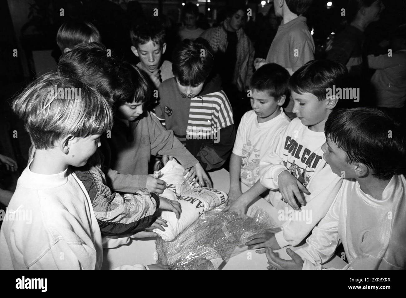 Presentazione di premi sportivi ai bambini, Bloemendaal, Bloemendaal, 26-01-1995, Whizgle Dutch News: Immagini storiche su misura per il futuro. Esplora il passato dei Paesi Bassi con prospettive moderne attraverso le immagini delle agenzie olandesi. Colmare gli eventi di ieri con gli approfondimenti di domani. Intraprendi un viaggio senza tempo con storie che plasmano il nostro futuro. Foto Stock