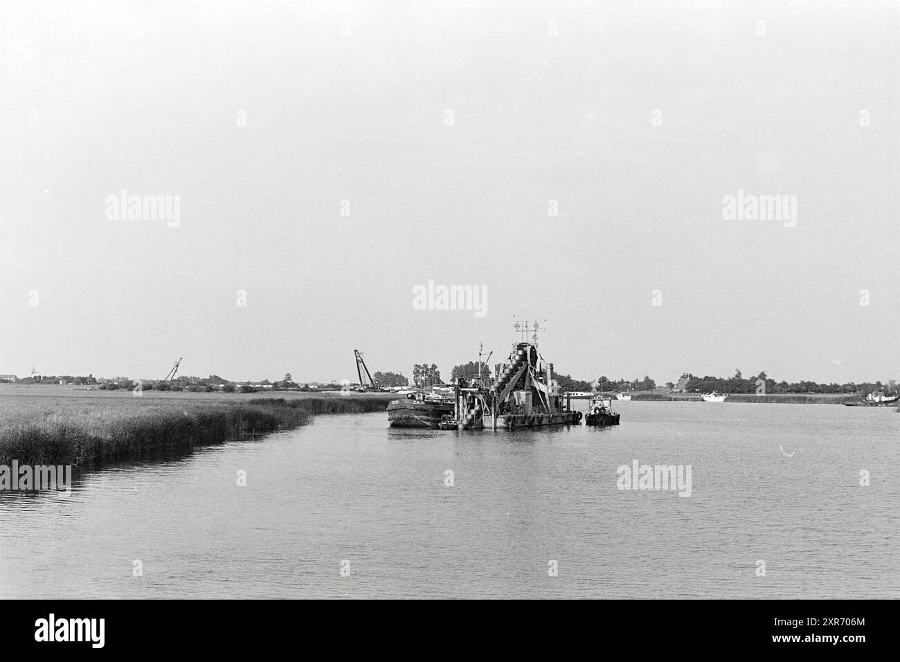 Laying Sinker Drachten, J.G. Nelis IJmuiden, 07-06-1971, Whizgle Dutch News: Historic Images Tailored for the Future. Esplora il passato dei Paesi Bassi con prospettive moderne attraverso le immagini delle agenzie olandesi. Colmare gli eventi di ieri con gli approfondimenti di domani. Intraprendi un viaggio senza tempo con storie che plasmano il nostro futuro. Foto Stock