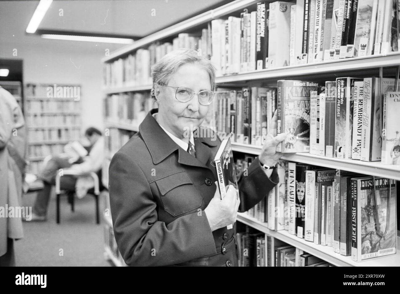 Anziana signora con libro in mano Elliott Baker in biblioteca, 00-09-1989, Whizgle Dutch News: Immagini storiche su misura per il futuro. Esplora il passato dei Paesi Bassi con prospettive moderne attraverso le immagini delle agenzie olandesi. Colmare gli eventi di ieri con gli approfondimenti di domani. Intraprendi un viaggio senza tempo con storie che plasmano il nostro futuro. Foto Stock