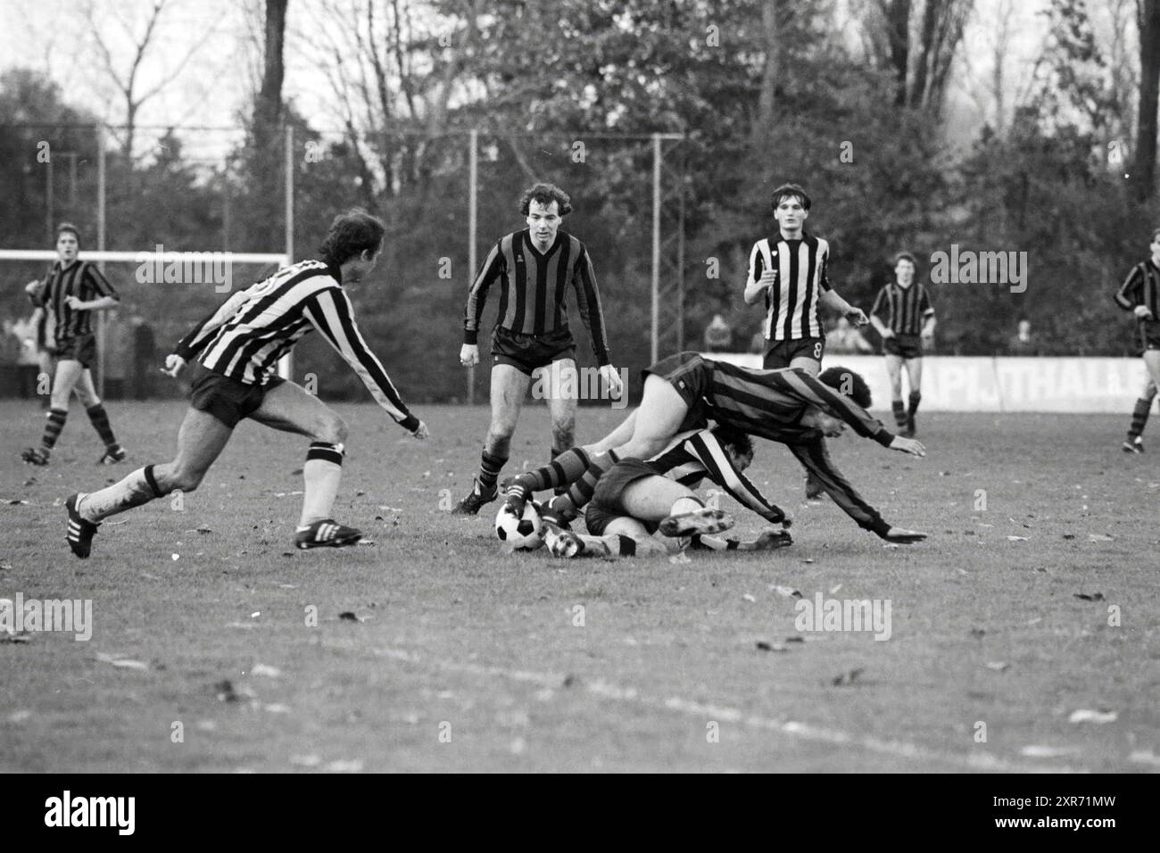 Calcio dilettante, nella regione di Haarlem, entrambe le squadre hanno camicia a righe e pantaloni scuri., 25-10-1981, Whizgle Dutch News: Immagini storiche su misura per il futuro. Esplora il passato dei Paesi Bassi con prospettive moderne attraverso le immagini delle agenzie olandesi. Colmare gli eventi di ieri con gli approfondimenti di domani. Intraprendi un viaggio senza tempo con storie che plasmano il nostro futuro. Foto Stock