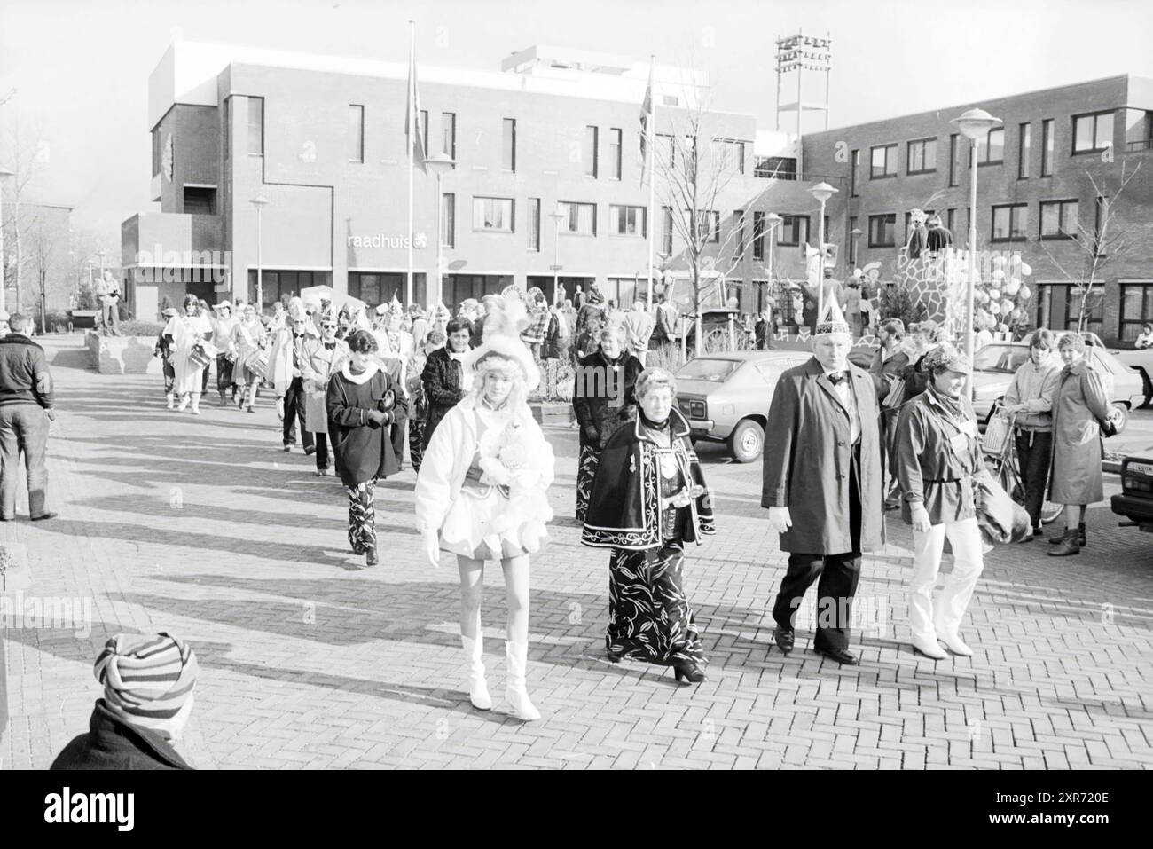 Una parata di carnevale davanti al municipio, Whizgle Dutch News: Immagini storiche su misura per il futuro. Esplora il passato dei Paesi Bassi con prospettive moderne attraverso le immagini delle agenzie olandesi. Colmare gli eventi di ieri con gli approfondimenti di domani. Intraprendi un viaggio senza tempo con storie che plasmano il nostro futuro. Foto Stock