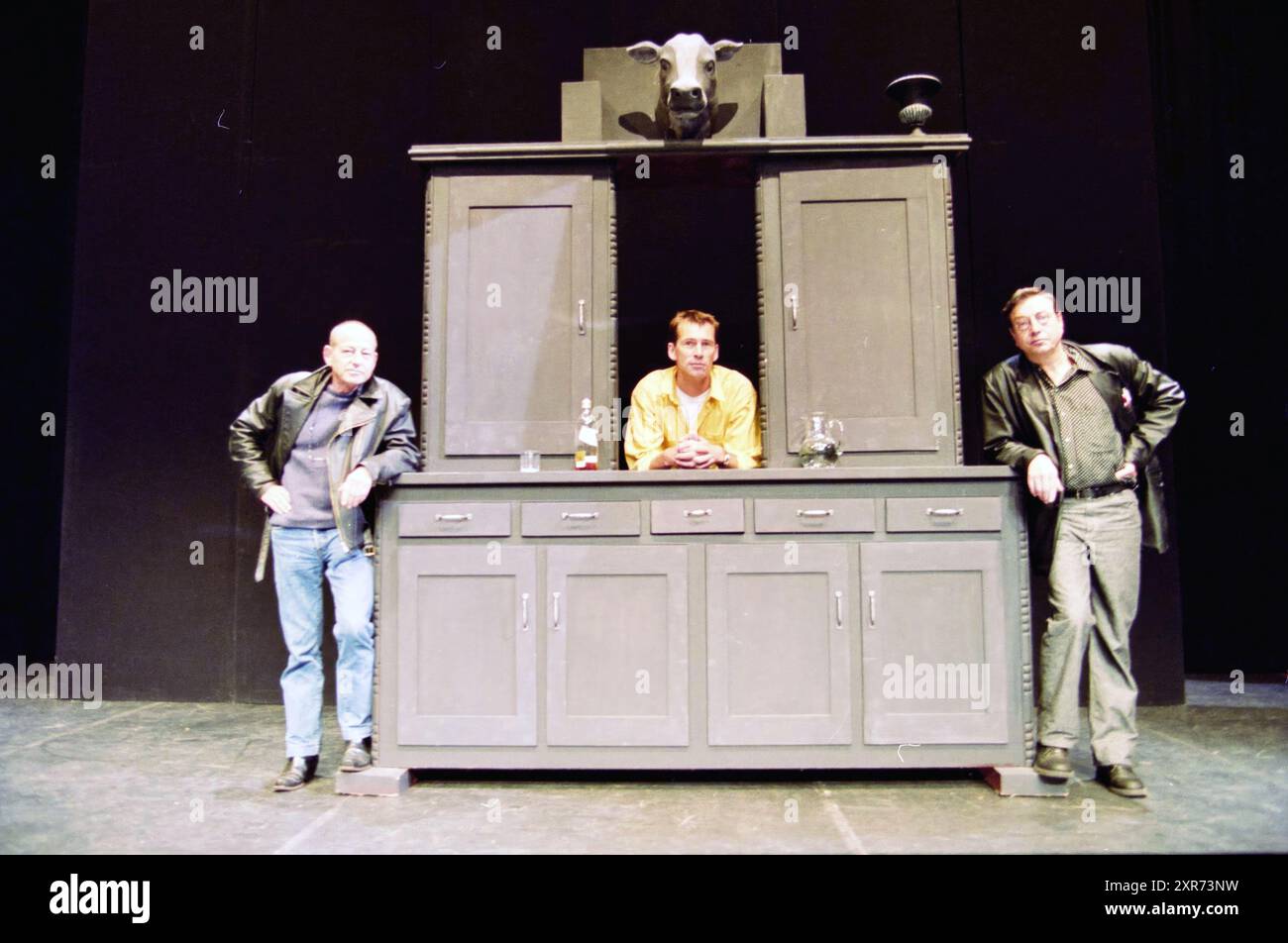 Tre membri del gruppo teatrale Het Volk, 12-06-2002, Whizgle Dutch News: Immagini storiche su misura per il futuro. Esplora il passato dei Paesi Bassi con prospettive moderne attraverso le immagini delle agenzie olandesi. Colmare gli eventi di ieri con gli approfondimenti di domani. Intraprendi un viaggio senza tempo con storie che plasmano il nostro futuro. Foto Stock