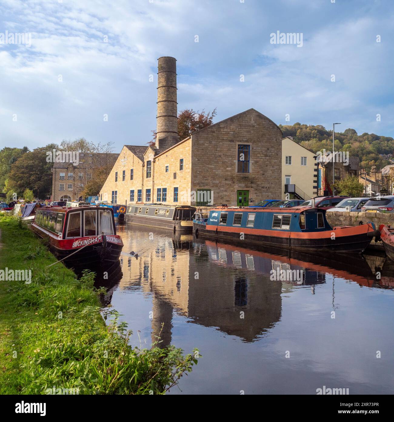 Barche strette ormeggiate sul Rochdale Canal lungo Side Crossly Mill. Hebden Bridge, West Yorkshire. REGNO UNITO. Foto Stock