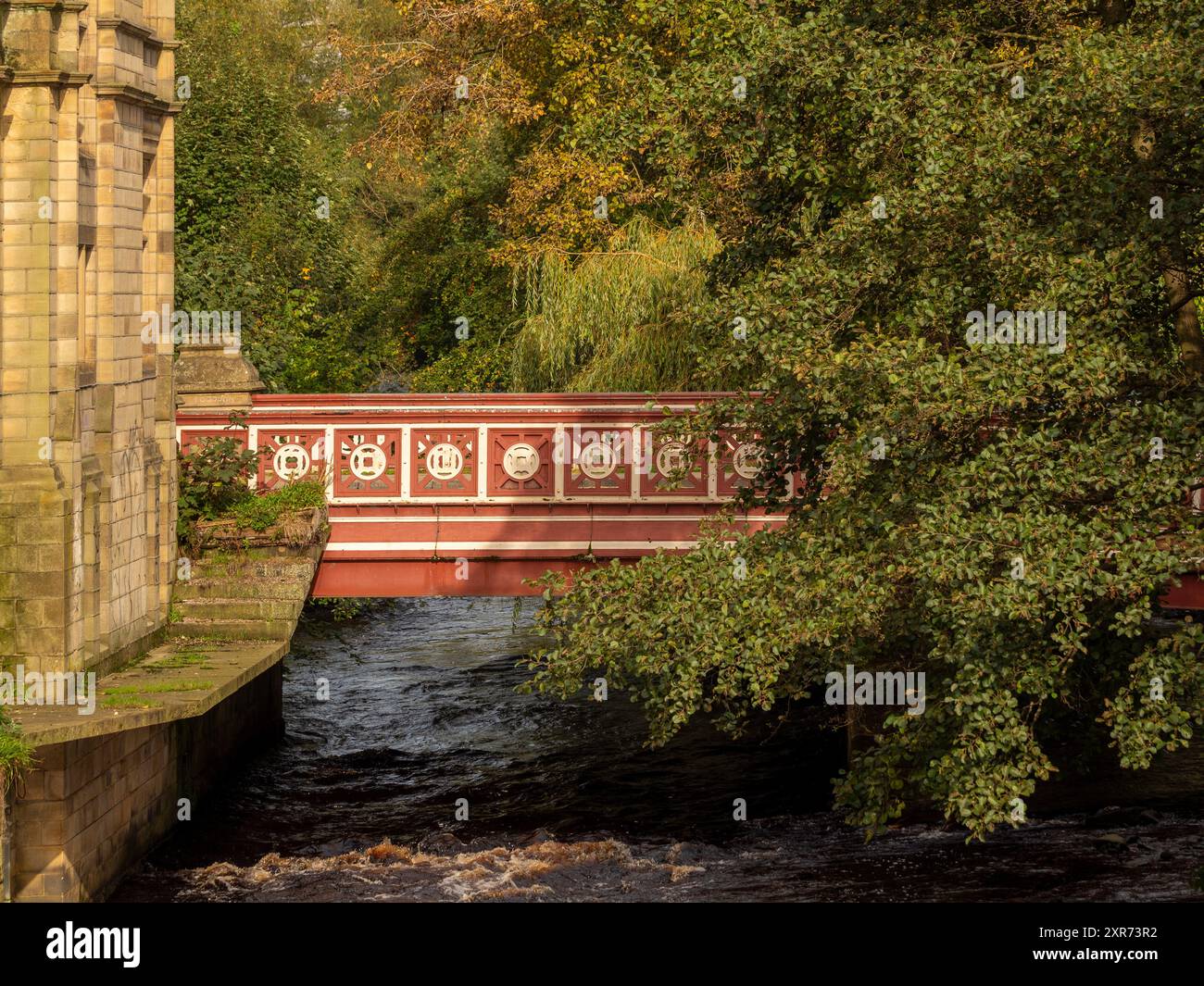 Il fiume Calder con lo storico St George's Bridge in lontananza. Hebden Bridge. Foto Stock